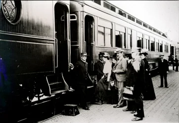Passagerer, der går ombord på en førsteklasses Pullman-bil fra Chicago, Burlington & Quincy Railroad i 1910 (s/h foto)