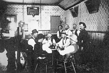 Spillekort i en vestlig salon, ca. 1900 (s/h-billede)