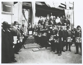 Schomburg blandt frimurere og Odd Fellows ved nedlæggelsen af grundstenen til Ionic Temple