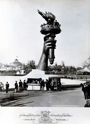 Frihedsgudindens hånd og fakkel, 1876