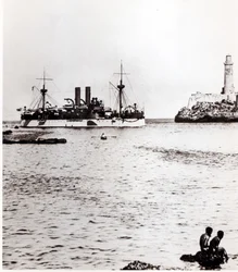 USS Maine på vej ind i havnen i Havana, Cuba, 1898 (se 206526, 206527)