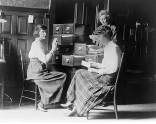 Tre kvinder arbejder ved kartoteket i hovedkvarteret for National Womans Party, Washington D.C., pub. ca. 1920