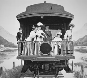 Turister tager naturskønne billeder fra den bageste observationsplatform på et Union Pacific-tog