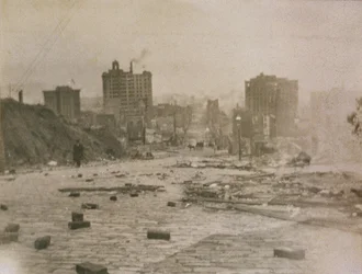 Udsigt over San Franciscos skyline med røg fra branden forårsaget af jordskælvet, 1906