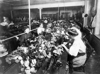 Kvinder, der syr bamser på en fabrik, ca. 1915