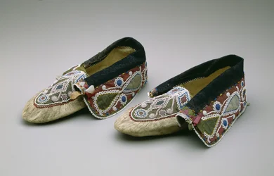 Moccasiner, Chippewa, ca. 1835 (bukkeskind, glasperler, bomuld, silkestof og bånd)