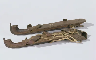 Et par skøjter, 1825-75 (træ, jern, læder, fiber)