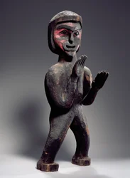 Potlatch figur (malet træ)