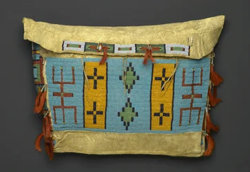 Tipi Bag, fra Plains Region, ca. 1860-1900 (skind, perle, metal og hestehår)