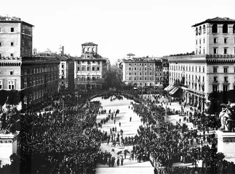 Piazza Venezia i Rom under den fascistiske fejring til minde om den ukendte soldat ved Altare della Patria (fædrelandets alter), 04/11/1922 (s/h foto)