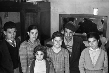 FAMILIEGRUPPE I ET INTERIØR