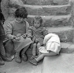 Gruppe af børn i Scalilla, Palermo, Sicilien, Italien