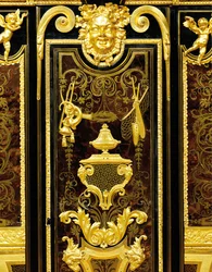 Louis XIV petit armoise, ca. 1700-10 (ormolu, messing, skildpaddeskal, ibenholt og marquetry)
