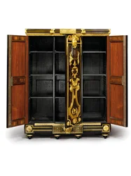 Louis XIV petit armoise, ca. 1700-10 (ormolu, messing, skildpaddeskal, ibenholt og marquetry)