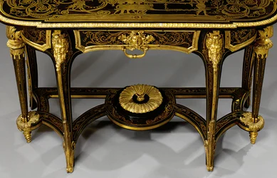 Et af et matchende par Louis XIV moleborde, ca. 1710 (ormolu monteret & Boulle messing indlagt skildpadde) (se også 469015 og 469016)