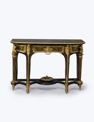 En af et par ormolu-monterede brune skildpadde-moleborde, c.1710 (ormolu, messingindlæg, skildpaddeskal og læder) (se også 360580)