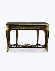 Et af et par ormolu-monterede brune skildpadde-moleborde, c.1710 (ormolu, messingindlæg, skildpaddeskal og læder) (se også 360579)