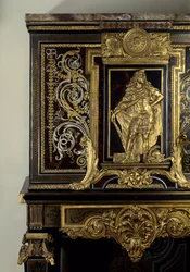 Art France: Kabinet pryder figuren af kong Ludvig XIV (1638-1715) i Hercules Gaulois. Detalje. Møbler af Andre Boulle (1642-1733) omkring 1700. Højde: 1,87m. Paris, Musée du Louvre