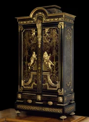Møbler i Louis XIV-stil (1661-1715): garderobe dekorerer figurer af Aspasie og Socrates lavet i eg, ebene og forgyldning af Andre Boulle (1642-1732) Vers 1710 Paris. Louvre-museet