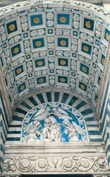 Midterhvælving af portik, med blå kasse og forgyldte rosetter, og lunette ovenover, med glaseret lertøjsrelief af Madonna og Barn