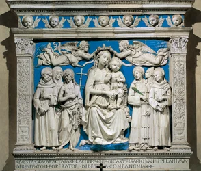 Madonna og barn med hellige, af Andrea della Robbia (1435-1525), glaseret lertøj, Medici-kapellet, Santa Croce-kirken, Firenze, Italien