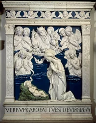 Kristi fødsel. Fremstilling af den hellige treenighed med Gud, Jesus Kristus og Helligåndens due. Keramisk højrelief af Andrea della Robbia