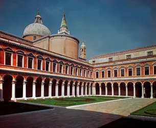 Renæssancearkitektur: udsigt over klostergården ved kirken San Giorgio Maggiore (Sankt Georg den Store), tegnet af arkitekten Andrea di Pietro della Gondola, kaldet Palladio (1508-1580), 1566, Venedig (Venezia), Italien
