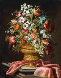 Blomster i en skulptureret urne på en draperet stensokkel,