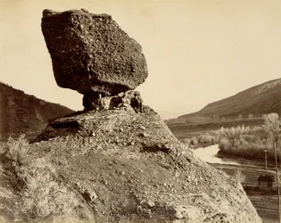 Sphinx of the Valley, fra The Great West Illustrated in a Series of Photographic Views across the Continent taken along the line of the Union Pacific Railroad West from Omaha, Nebraska by A.J. Russell, Volume I