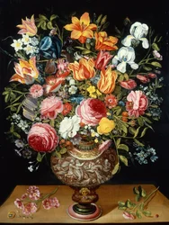 Roser, tulipaner, narcisser, iris og andre blomster i en skulptureret urne og en mariehøne på en afsats (olie på lærred)