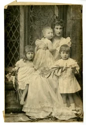Hertuginde Evelyn og tre børn, ca. 1899 (s/h-foto)
