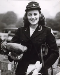 Kick Kennedy iført en amerikansk Røde Kors-uniform i London, ca. 1943 (s/h-foto)