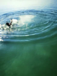 Surfer under vandet