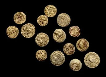 Komplet ikke-lokal angelsaksisk mønthugle, Crondall Hoard, fra Crondall, Hampshire (guld)