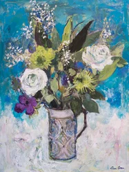 Kande med hvide roser og andre blomster