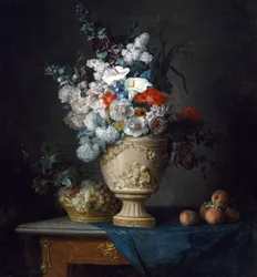 Buket blomster i en terracotta vase med ferskner og druer