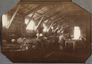 Første Verdenskrig 1914-1918: barak med sårede franske soldater i Couville ved Den Engelske Kanal, Nedre Normandiet, Frankrig. Anonymt fotografi, maj 1917. Privatsamling, Stella.