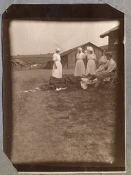 Første Verdenskrig 1914-1918: helioterapi. Sårede soldater og sygeplejersker fra Fransk Røde Kors (Røde Kors), Couville-lejren i Manche, Nedre Normandiet (Nedre Normandiet), Frankrig. Anonymt fotografi, juli 1917. Stella, privatsamling.