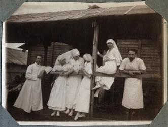Første Verdenskrig 1914-1918: sygeplejersker og læger i bluse i Couville, Manche, Basse-Normandie (Basse Normandiet), Frankrig. Anonymt fotografi juli 1917. Privat samling, Stella.