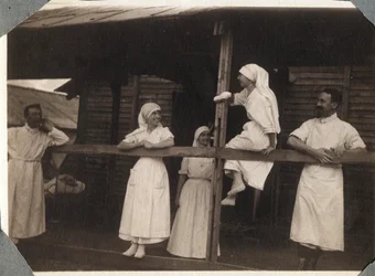 Første Verdenskrig 1914-1918: Sygeplejersker og læger i bluse taler i Couville, Manche, Nedre Normandiet (Basse Normandiet), Frankrig. Anonymt fotografi juli 1917. Privat samling, Stella.