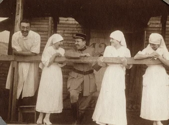 Første Verdenskrig 1914-1918: sygeplejersker og læger i bluse taler med en fransk soldat i Couville, Manche, Nedre Normandiet (Nedre Normandiet), Frankrig. Anonymt fotografi juli 1917. Privat samling, Stella.