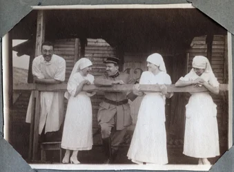 Første Verdenskrig 1914-1918: Sygeplejersker i en sjov bluse med soldater og en læge i Couville, Manche, Nedre Normandiet (Nedre Normandiet), Frankrig. Anonymt fotografi juli 1917. Privat samling, Stella.