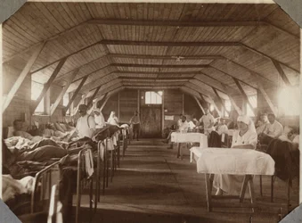 Første Verdenskrig 1914-1918: sårede soldater og sygeplejersker fra Fransk Røde Kors, lejren ved Couville i Manche, Nedrenormandiet, Frankrig. Anonymt fotografi, juli 1917. Privatsamling, Stella.
