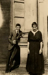 Franz Kafka (1883-1924) med sin søster Ottla (1892-1943) før Oppelt House i Prag par Anonymous, ca. 1914 - Fotografi - Privat Samling