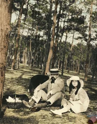 Den franske komponist Claude Debussy (1862-1918) og hans datter Chouchou sidder til picnic i en fyrretræs nær Arcachon