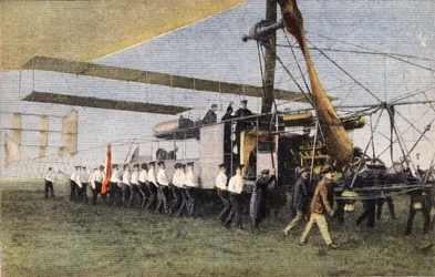 Fra Compiegne til London med luftskib: Engelske soldater bugserer Bayard-Clement luftskibet i dets hangar ved Wormwood Scrubbs. Gravering. En af avisen "" Le petit parisien"" den 30/10/1910. Privat samling.