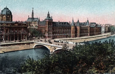 Paris: udvendig udsigt over portneren på Ile de la Cite og broen au Change. Fotografi af 1920 i "" Kunstnerisk Album"" af byen Paris. Privat samling.