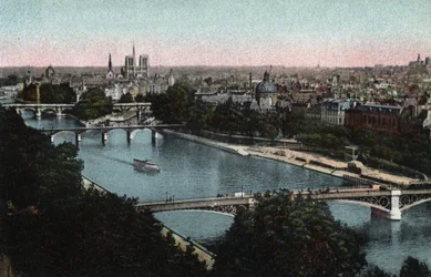 Paris: panorama af Seinen mod katedralen Notre Dame (Notre-Dame) og Ile de la Cite. Fotografi af 1920 i "" Kunstnerisk Album"" af byen Paris. Privat samling.