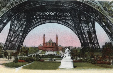 Paris: Palais du Trocadero set under Eiffeltårnet. Fotografi af 1920 i "" Kunstnerisk Album"" af byen Paris. Privat samling.