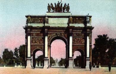 Paris: Udsigt over Triumfbuen du Carrousel realiseret af Pierre Francois Leonard Fontaine (1762-1853) og Charles Percier (1764-1838) i 1809. Fotografi fra 1920 i "" Kunstnerisk Album"" af byen Paris. Privat samling.